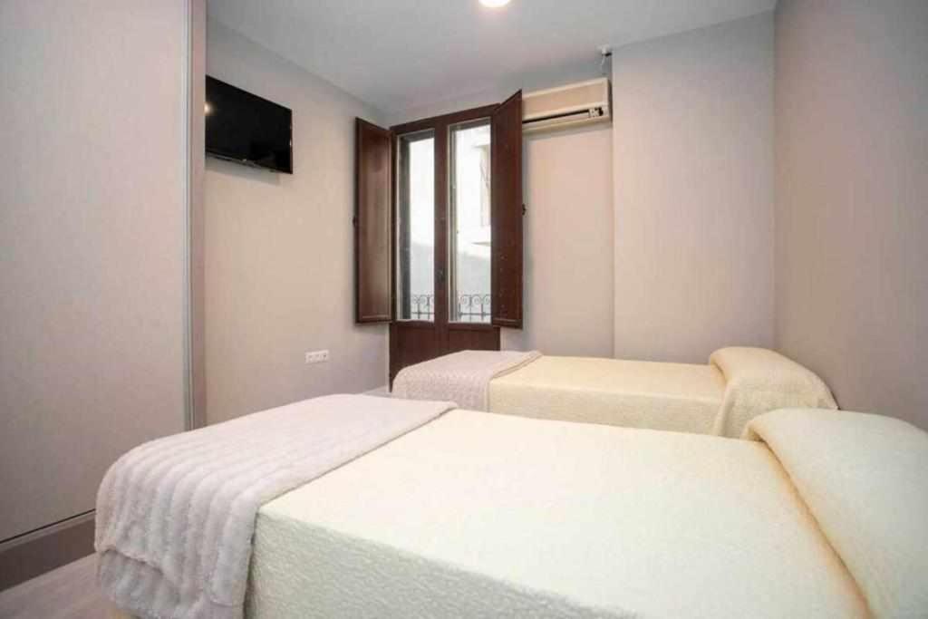 Hostal Viena Plaza Nueva Granada Ngoại thất bức ảnh
